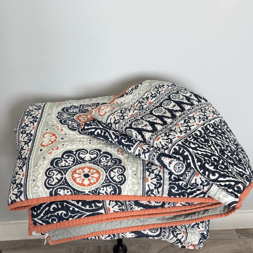 Pottery Barn Full/Queen Quilt and Standard Shams